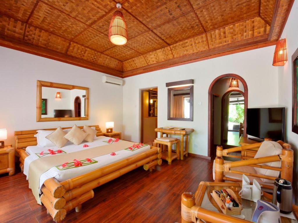 Angaga Island Resort And Spa Exterior photo